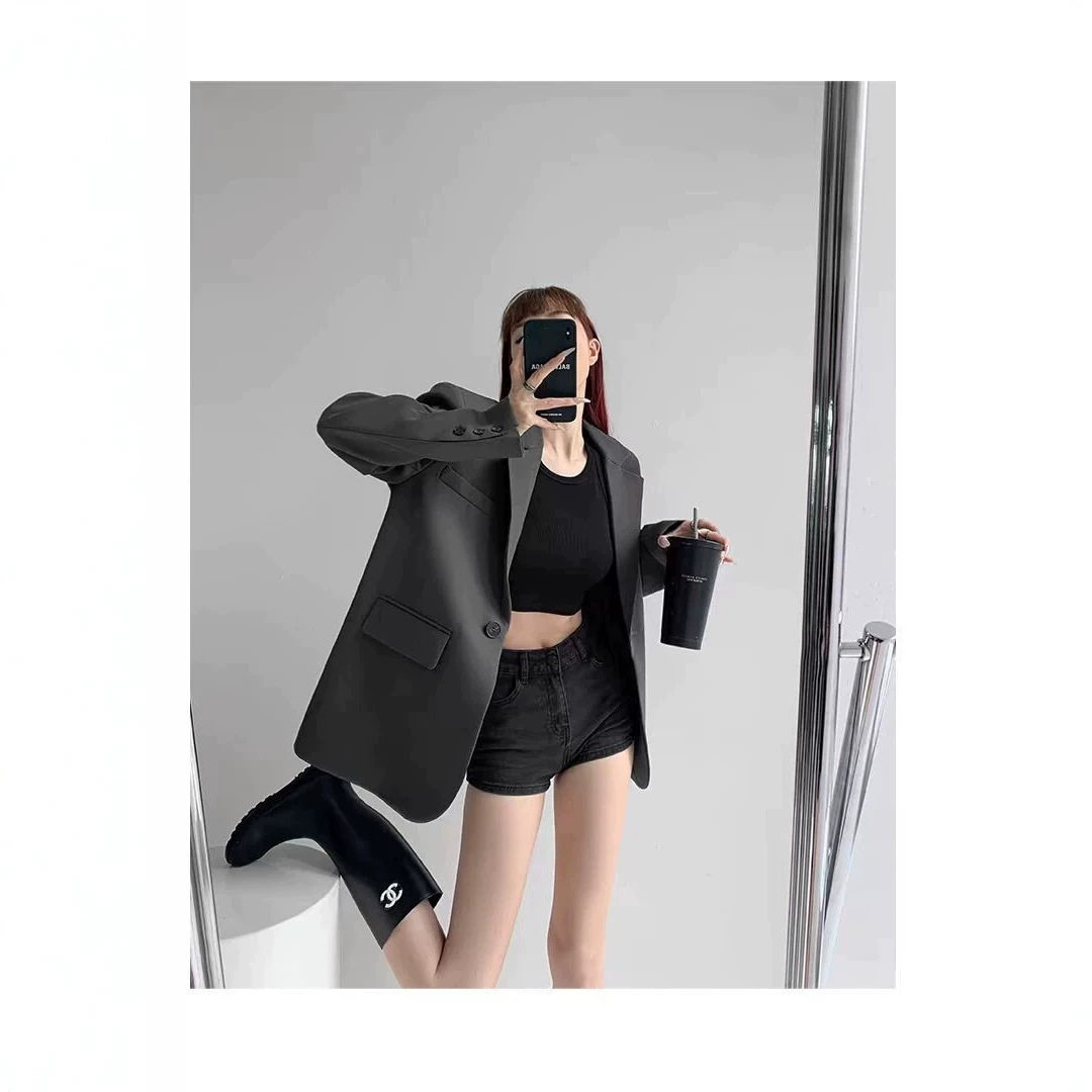 济南街拍网感灰色小西装女