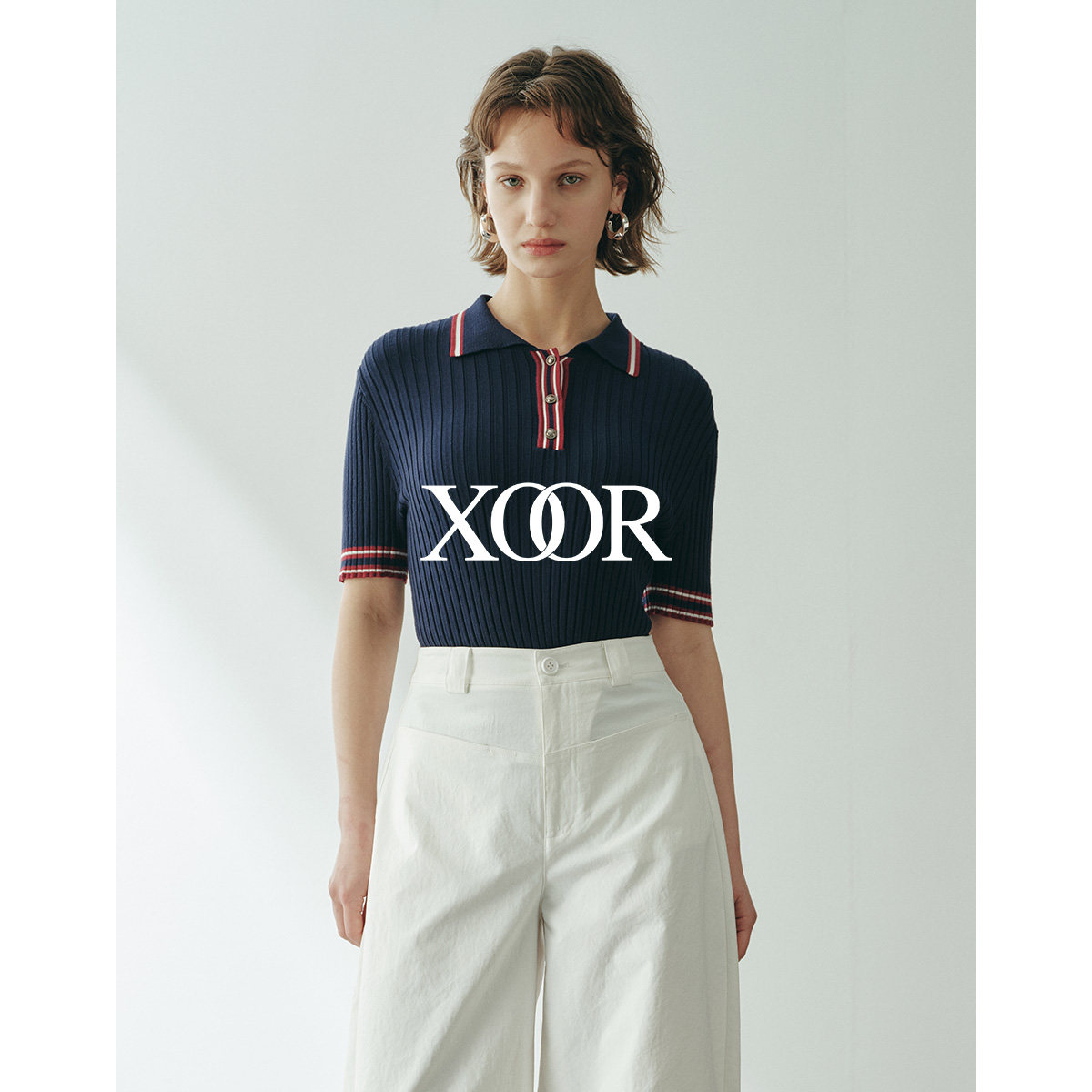 XOOR天丝曲珠纱复古学院POLO针织衫26夏女通勤知性显瘦竖坑条上衣 - 实物图