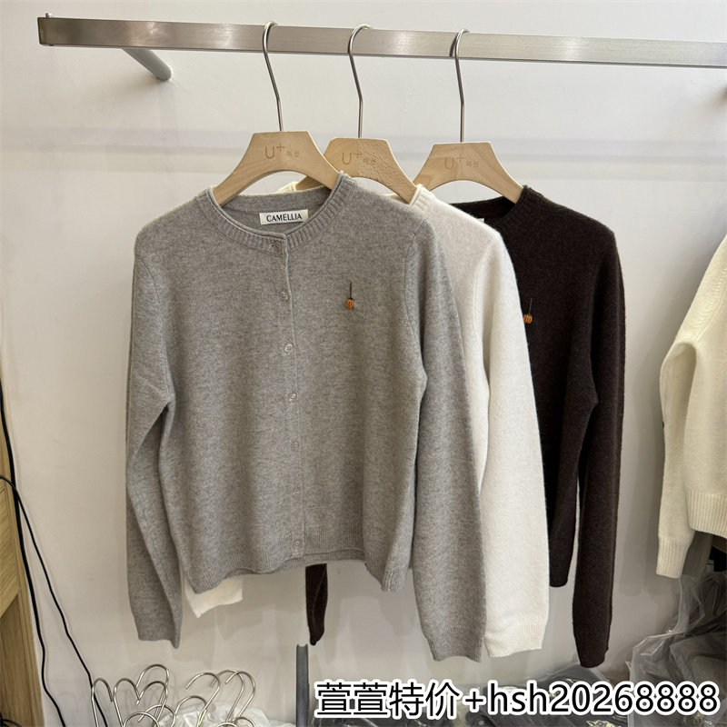 欧洲站2026秋冬新款简约百搭圆领图案刺绣柔软亲肤羊毛开衫毛衣女