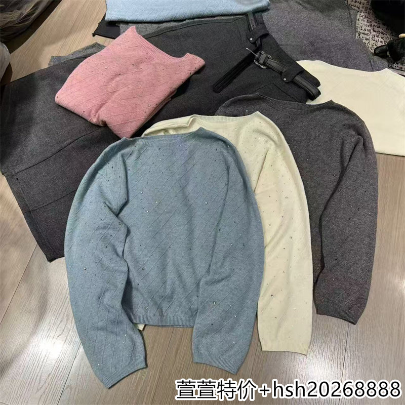 欧洲站2026秋冬新款简约百搭圆领宽松显瘦纯色亮钻设计羊毛毛衣女