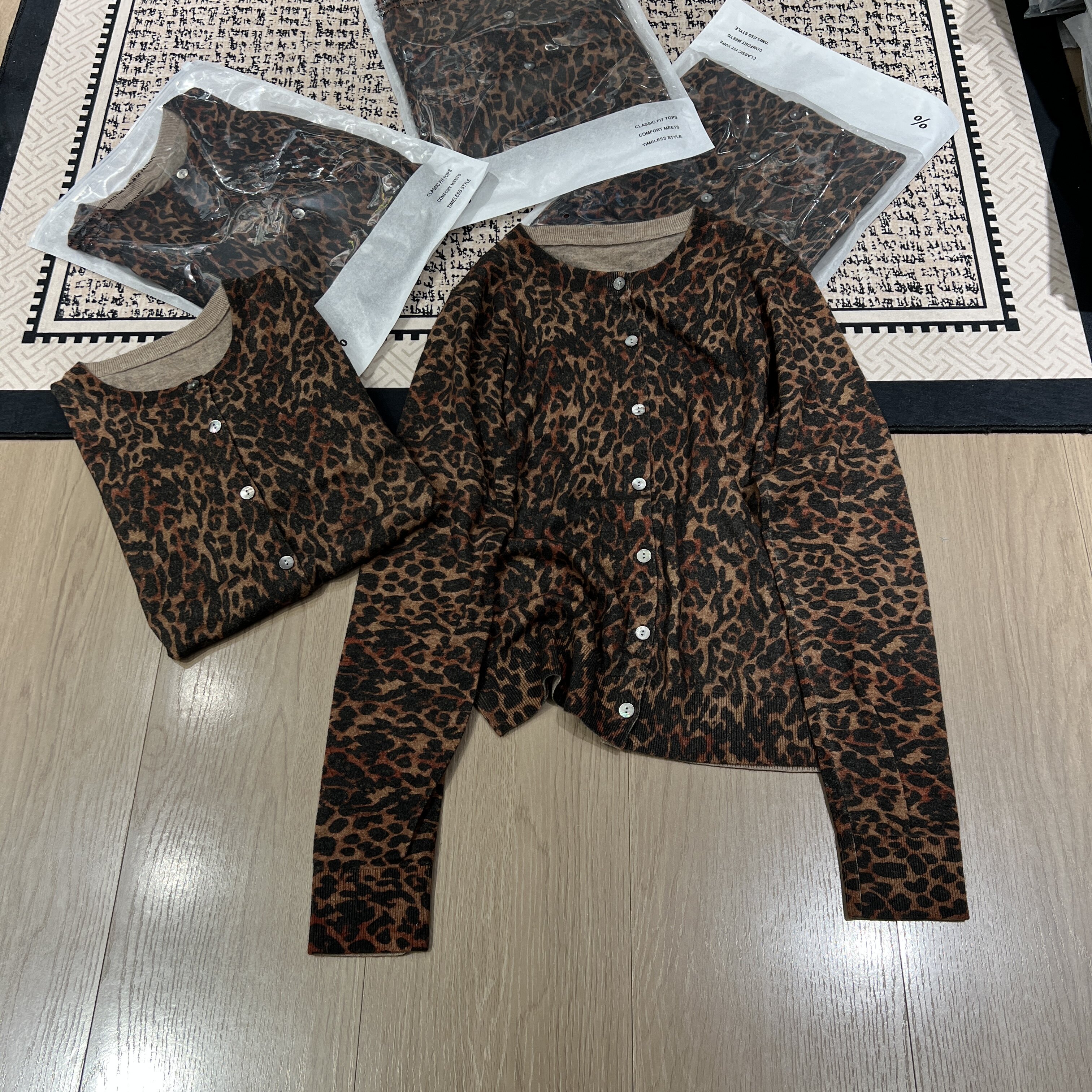 欧洲站秋季新款简约百搭圆领宽松显瘦洋气豹纹羊毛针织开衫上衣女
