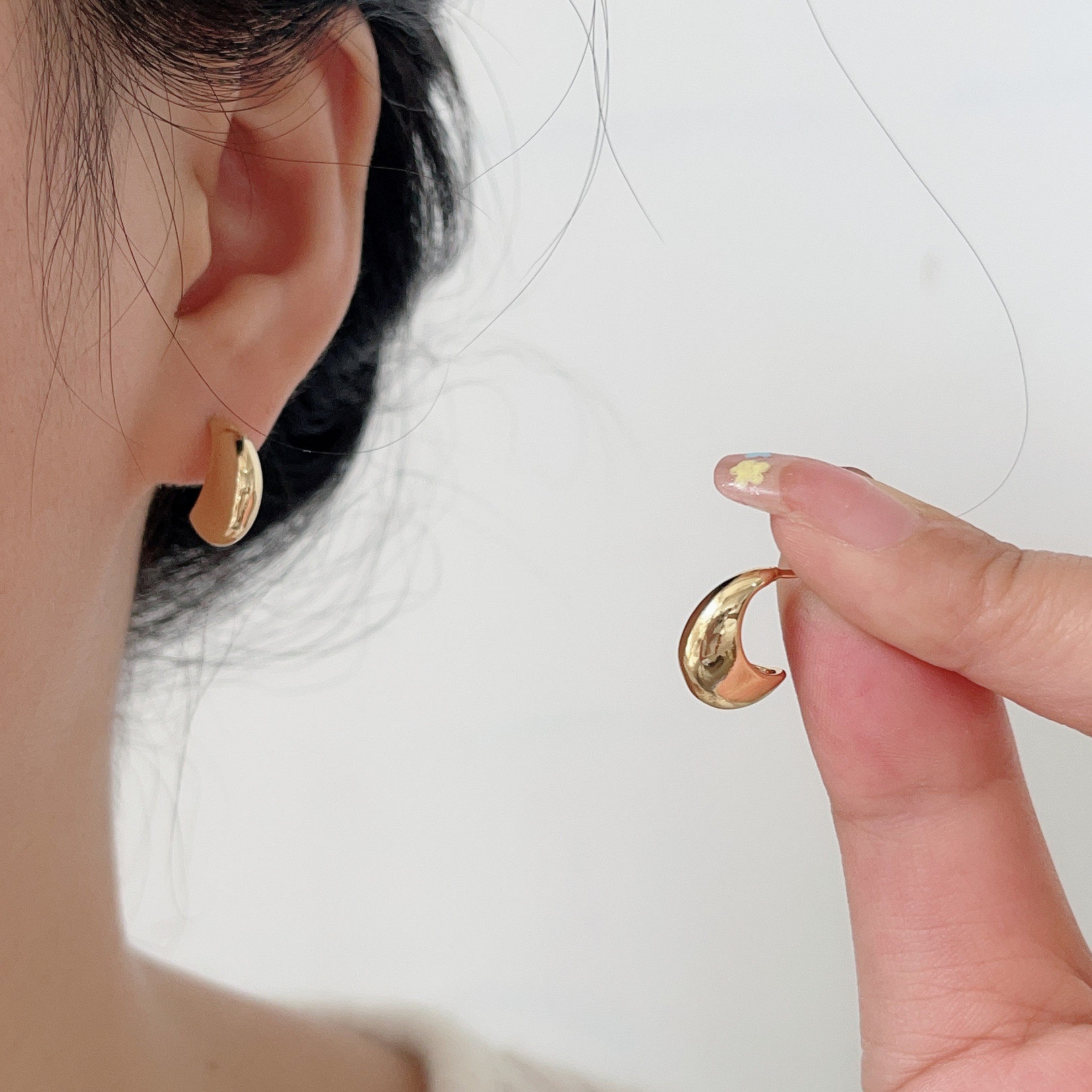 小众百搭通勤气质金豆豆耳钉简约C形弧形金属感水滴形高级感耳饰