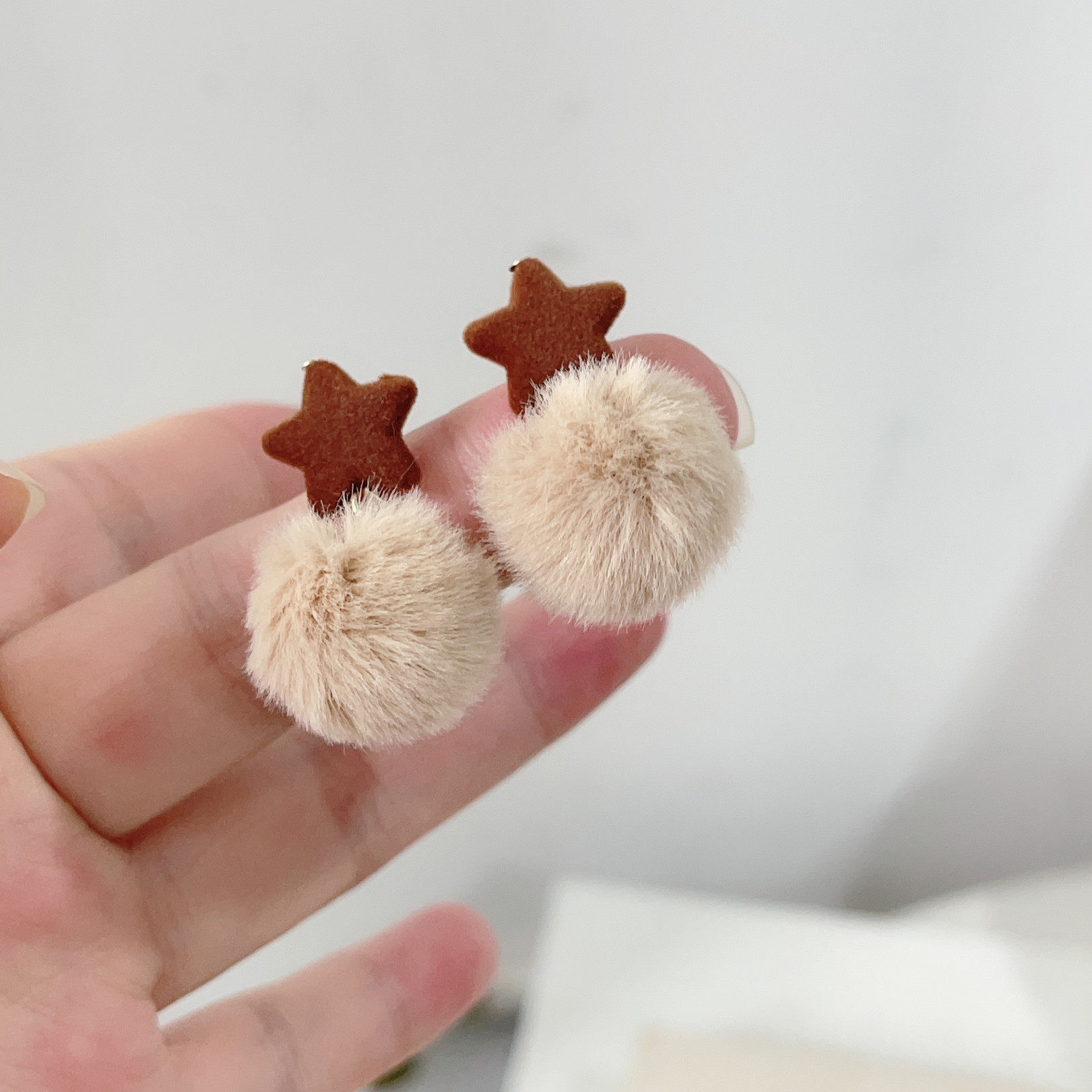 适合冬天的新款毛球星星耳环女小众设计感气质耳钉2025爆款耳饰
