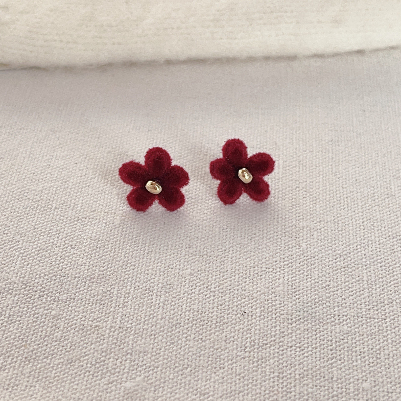 酒红植绒花朵耳钉女显白气质小众设计感甜美少女耳环新款潮耳饰