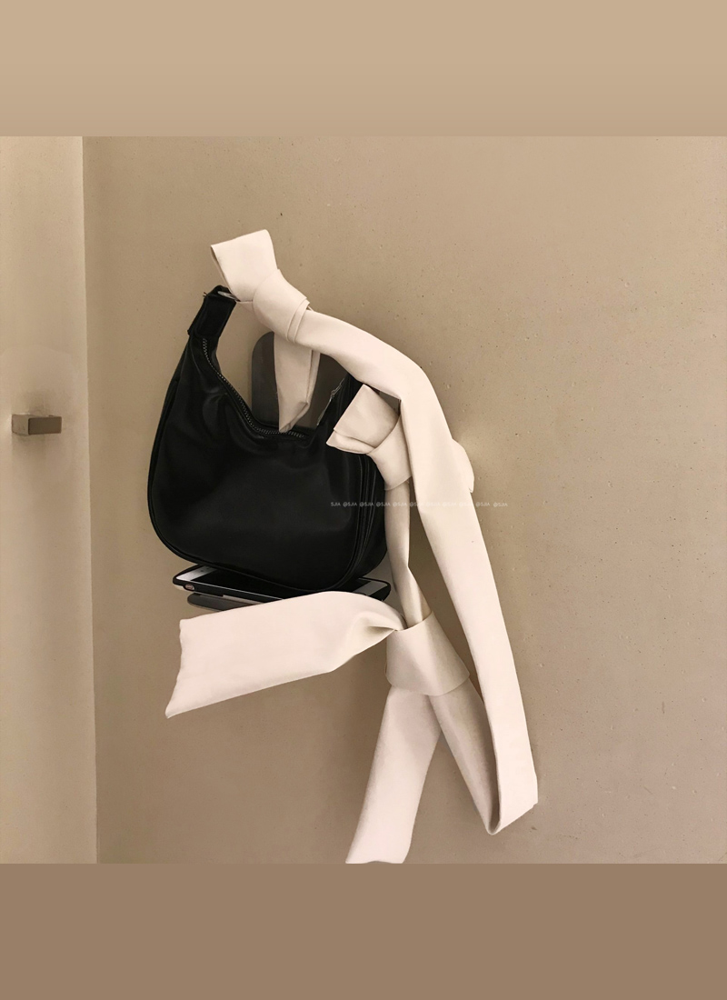 Real shot special price design small crowd Pu black and white knot slant span bag