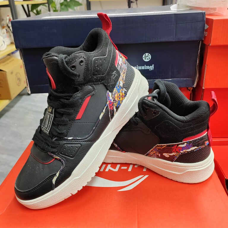 特步男鞋高帮板鞋春季时尚潮流休闲运动鞋，42码配盒发货