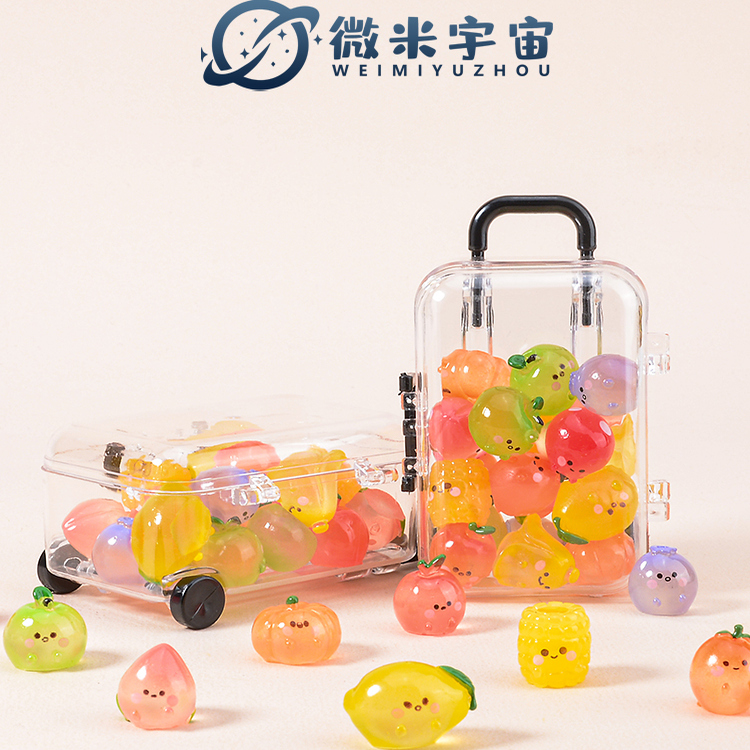迷你可爱表情包夜光水果蔬菜行李箱仿真模型发光小物件过家家玩具