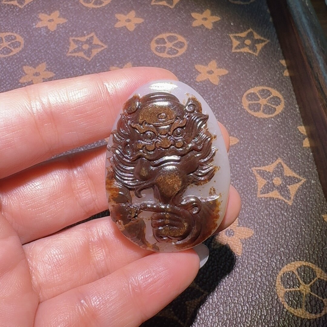 钟馗纳福新疆和田玉重皮色籽料巧雕钟馗牌子挂件形状好佩戴舒适度