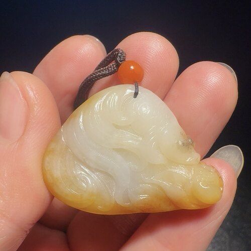 连年有余吊坠和田玉籽料黄沁皮巧雕挂件 重 15克 尺寸35-25-13