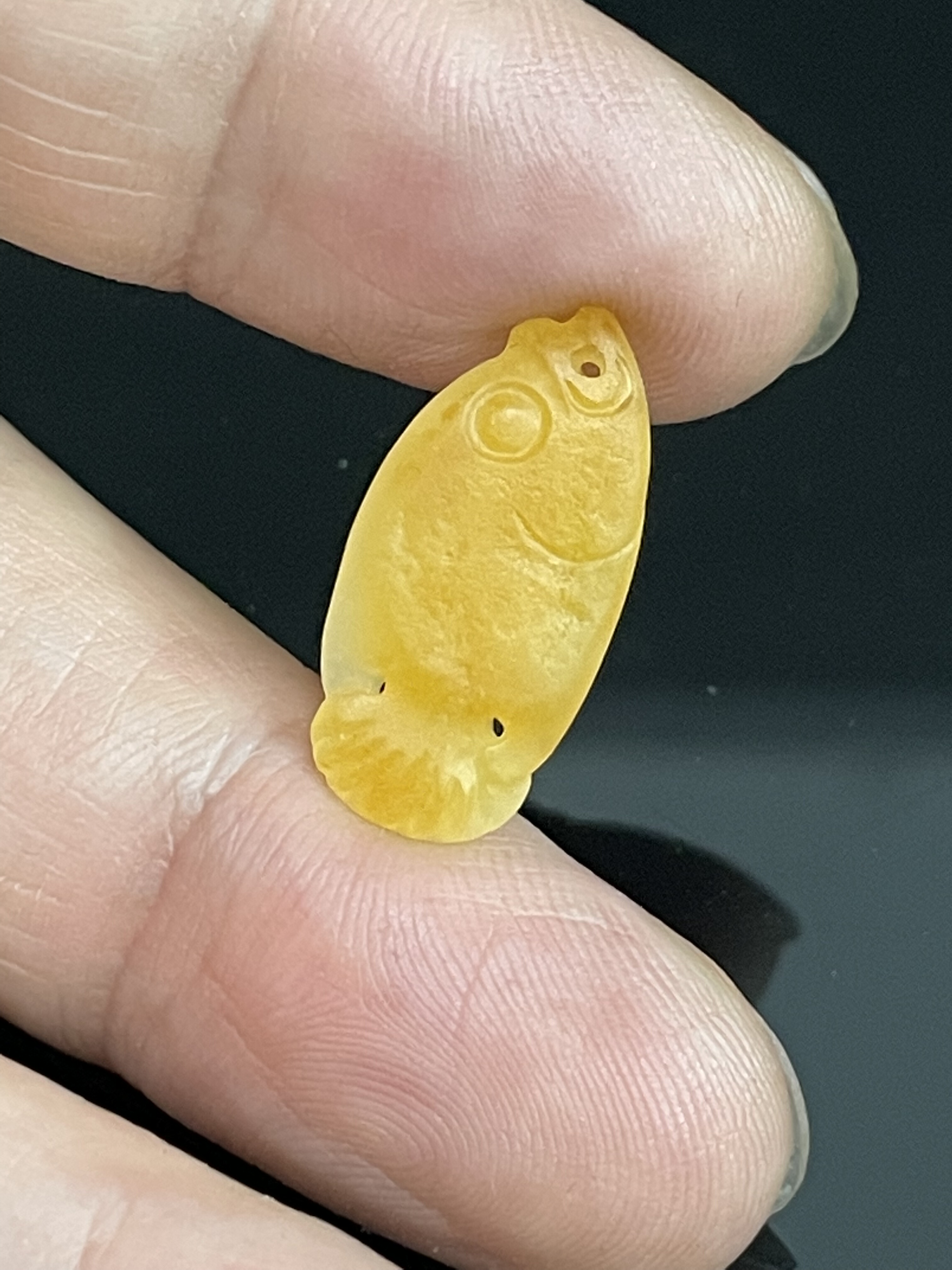 新疆和田玉黄沁籽料小鱼吊坠配饰苏工雕刻小金鱼1.1克尺寸20-10-4