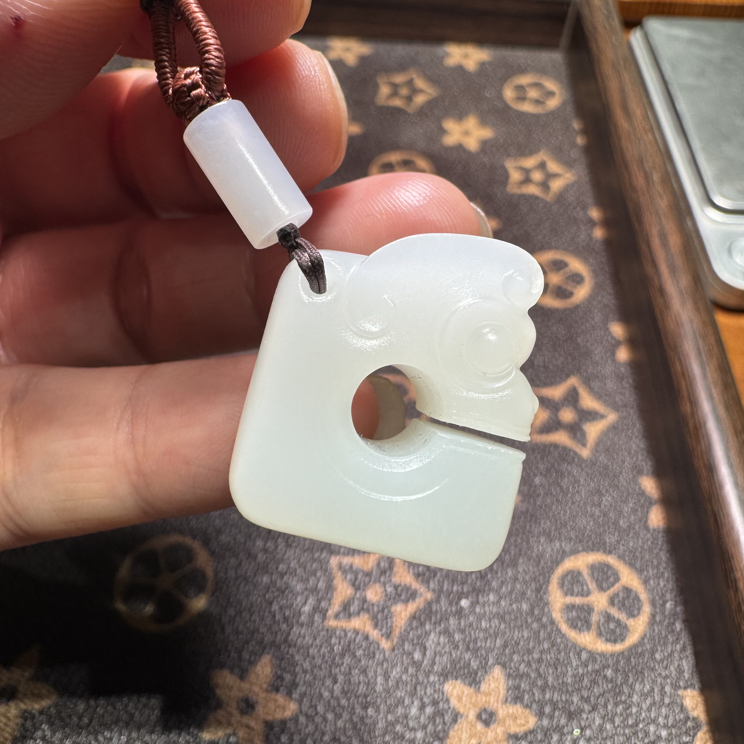 新疆和田玉白玉籽料玉猪龙挂件吊坠白细过灯的料子工艺精湛