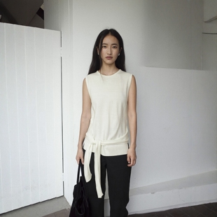 FN爱与南希2025秋季圆领前短后长无袖绑带收腰气质羊毛衫女02792