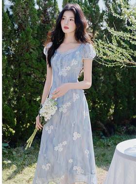 许知意五一出游出片穿搭法式蓝色小雏菊连衣裙女夏季海边绝美长裙