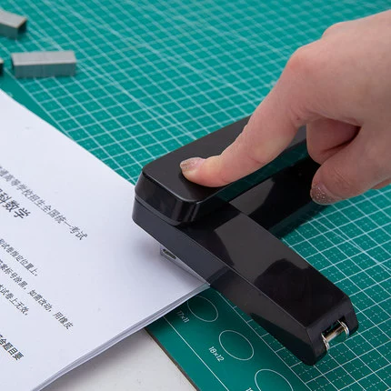 Деликал 0434 Вращающиеся книжные букмекерские студенты Студенты используют утолщенную книгу № 12.