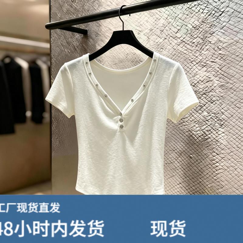 白色V领铆钉短袖t恤女夏季欧货韩系设计感钮扣半开领纯欲风上衣服