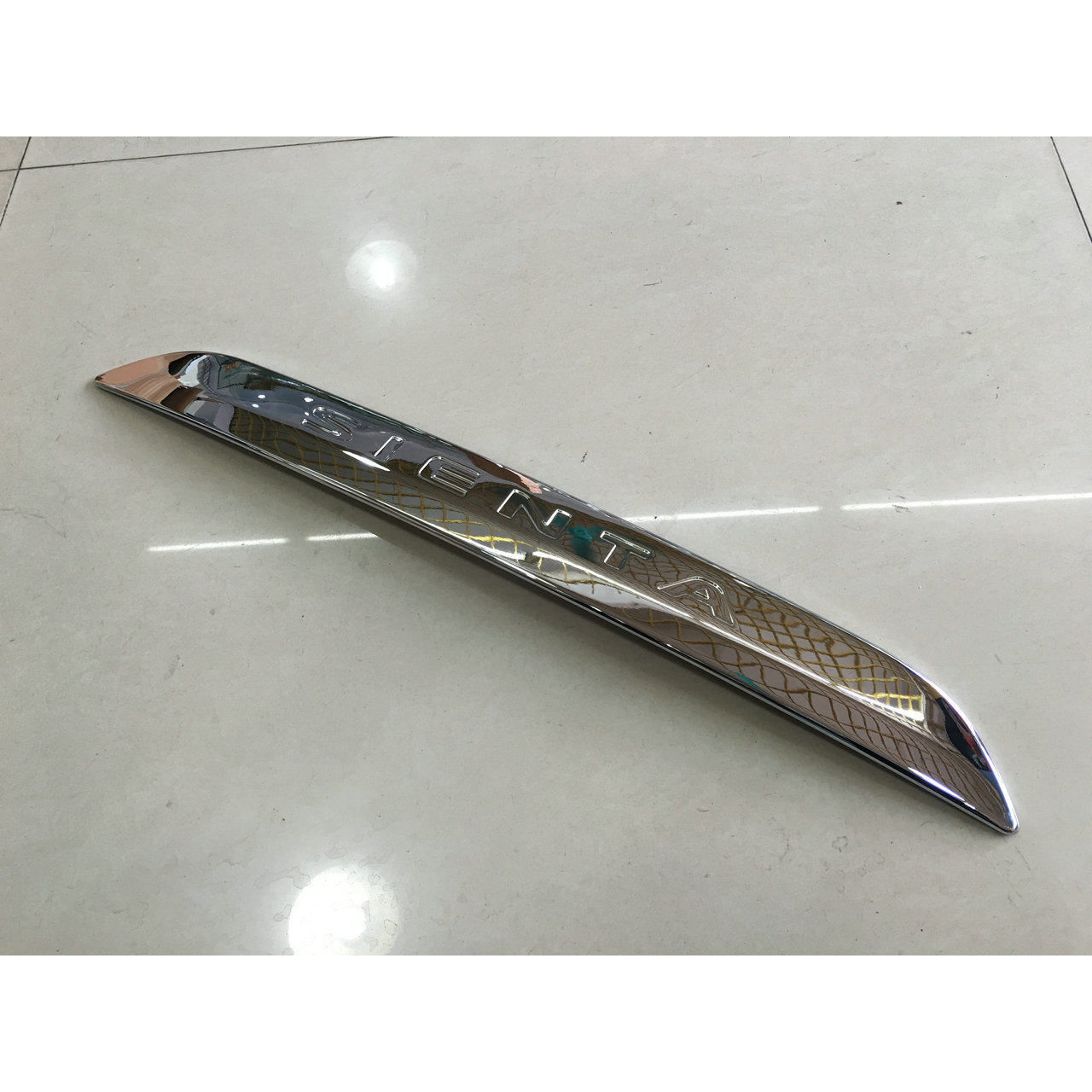 适用SIENTA后饰条 后标下饰条带标款  尾箱装饰亮条车