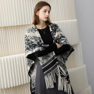 水墨黑白花纹围巾秋季围脖女韩版百搭高级感保暖斗篷披肩