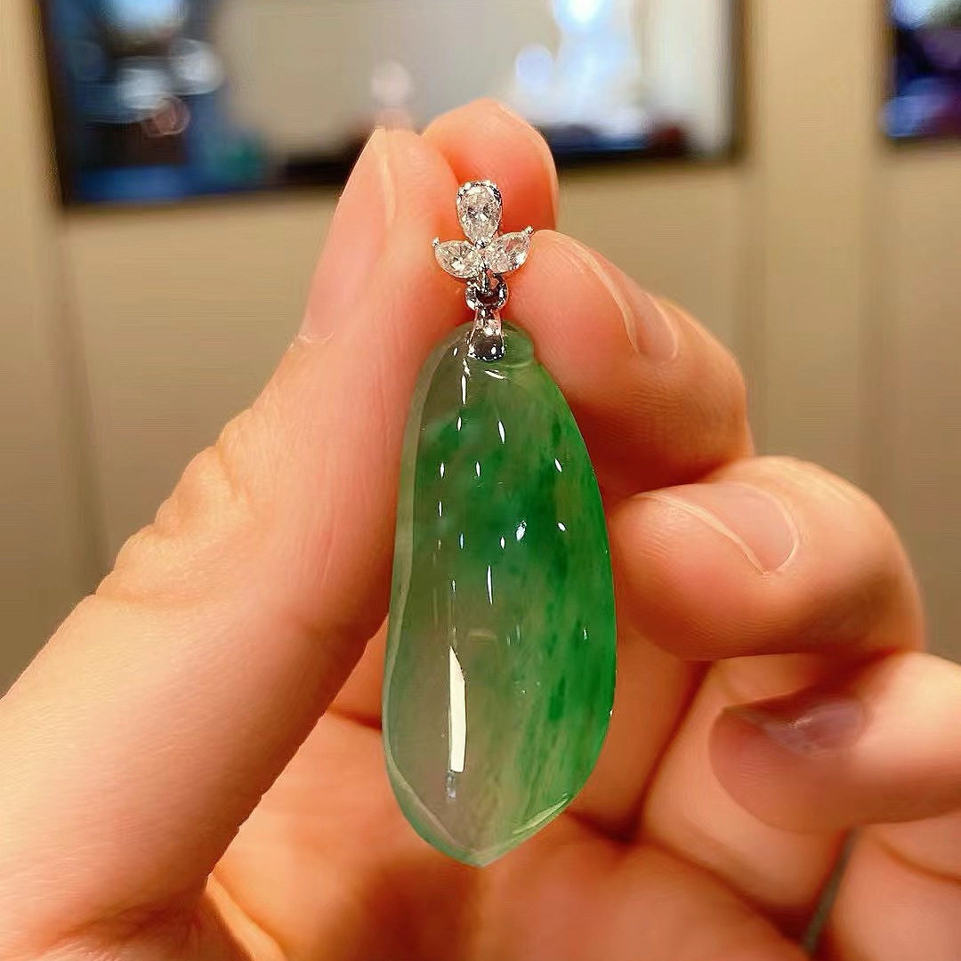 冰种福瓜翡翠吊坠梦幻绿色女气质简约项链国内鉴定A货呱呱来财