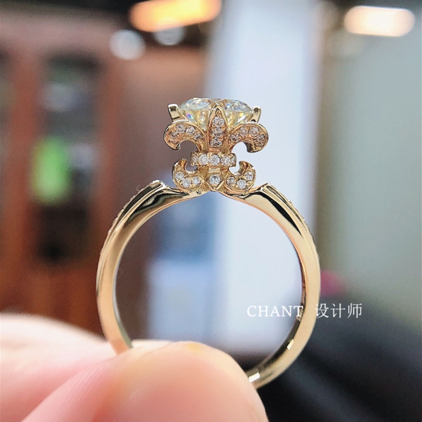 王后鸢尾花镶钻戒指 女纯银18K金皇冠燕尾花指环莫桑钻情人节礼物