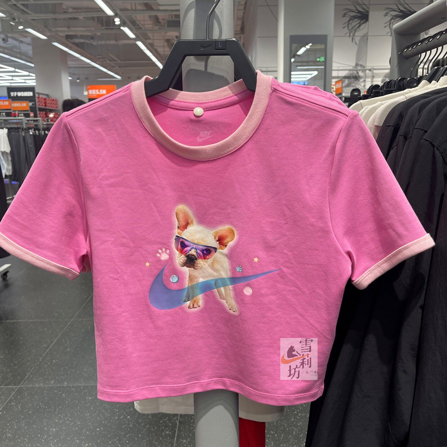 Nike耐克粉色法斗小狗印花短袖T恤女圆领透气高腰露脐上衣HM4621