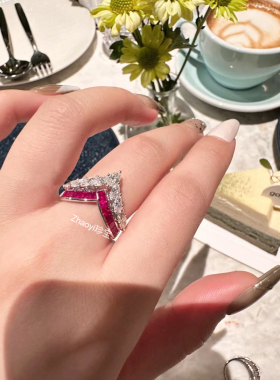 18k金天然红宝石钻石戒指