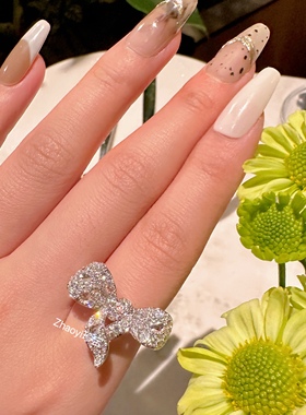 18k金甜美蝴蝶结钻石戒指