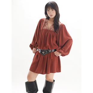 ohmyloli 赤土色肌理垂感打褶刺绣系带领口单层不透长袖连衣裙