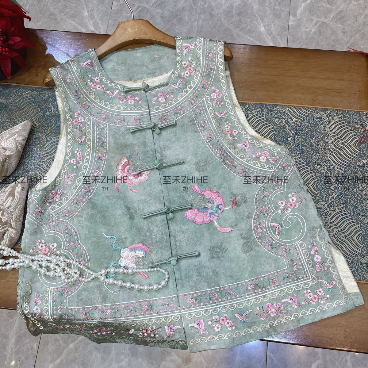 26年早春！极简大牌老钱新中式桑蚕丝绣花盘扣马甲