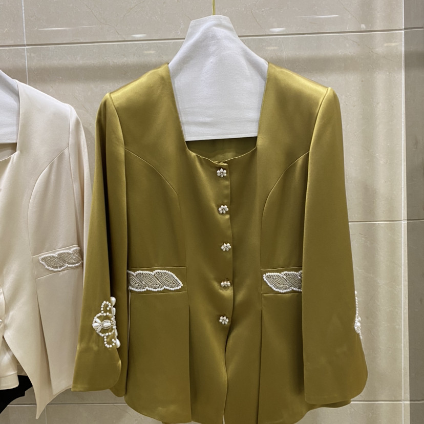 冬上新复古风珍珠扣装饰优雅短外套