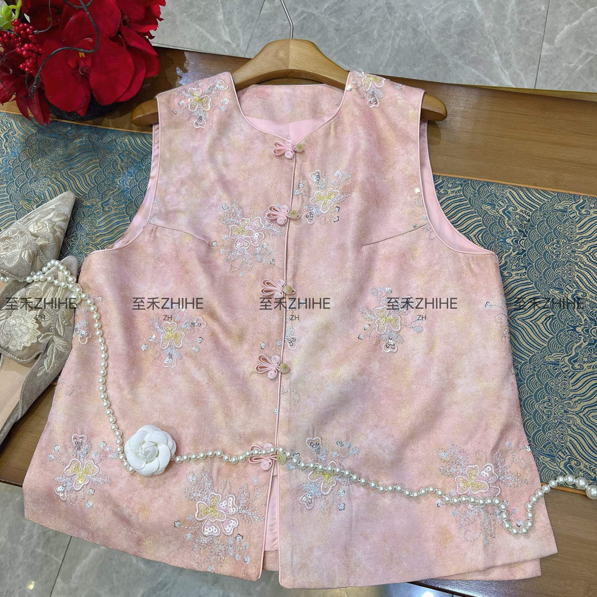 早春上新极简大牌老钱新中式人丝重工绣珠片精致扣马甲