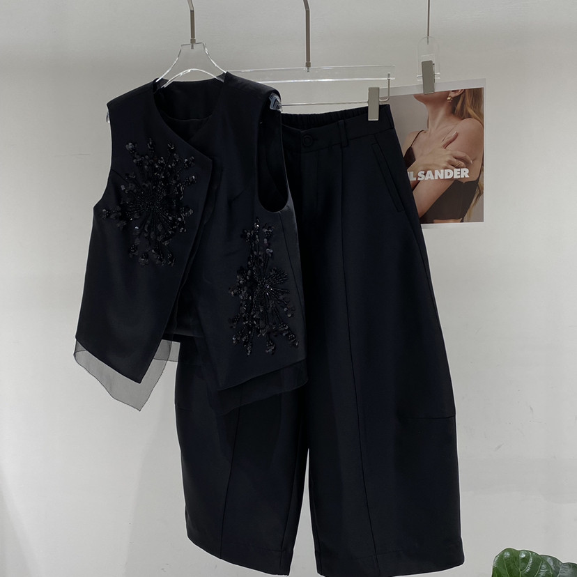 26年早春！极简风设计无袖马甲+钉珠片松紧腰休闲裤套装