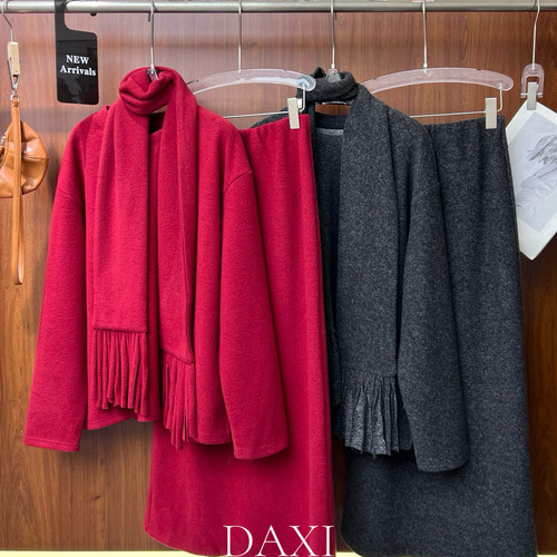 冬上新圣诞氛围感设计感流苏围巾卫衣+半裙休闲套装（含30%羊毛）