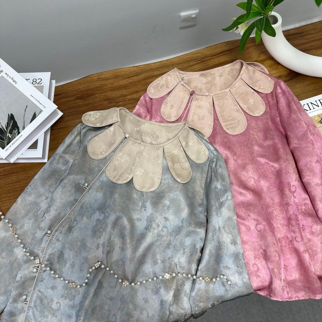 26年早春！桑蚕丝花瓣领斜襟腰果花图案小衫