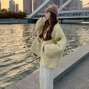 奶黄色加厚羊羔毛外套女秋冬2024新款韩系气质小个子皮毛一体棉衣图片
