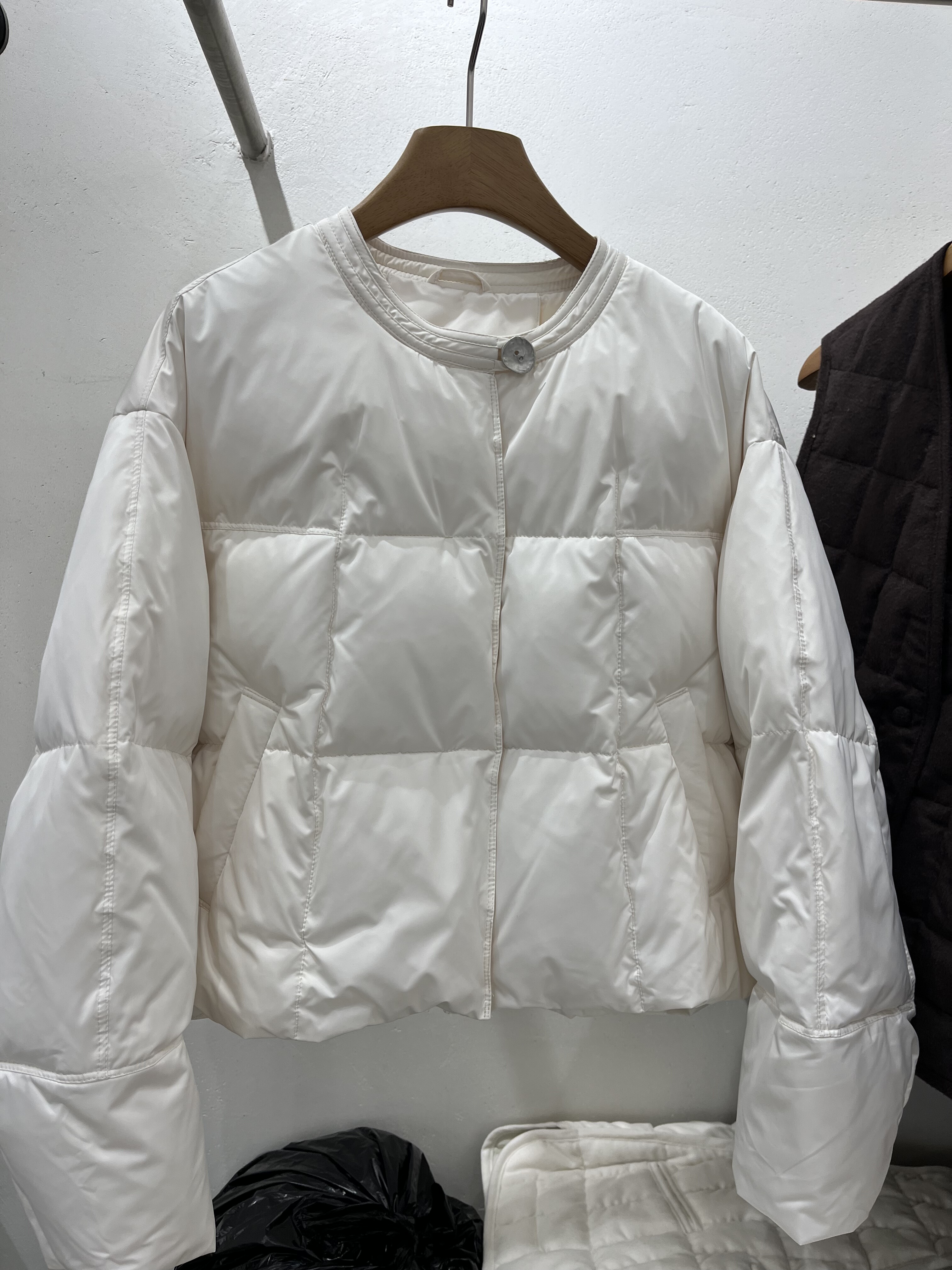 商场同款2025新款圆领缎面90白鹅绒羽绒服女短款面包服外套高级感