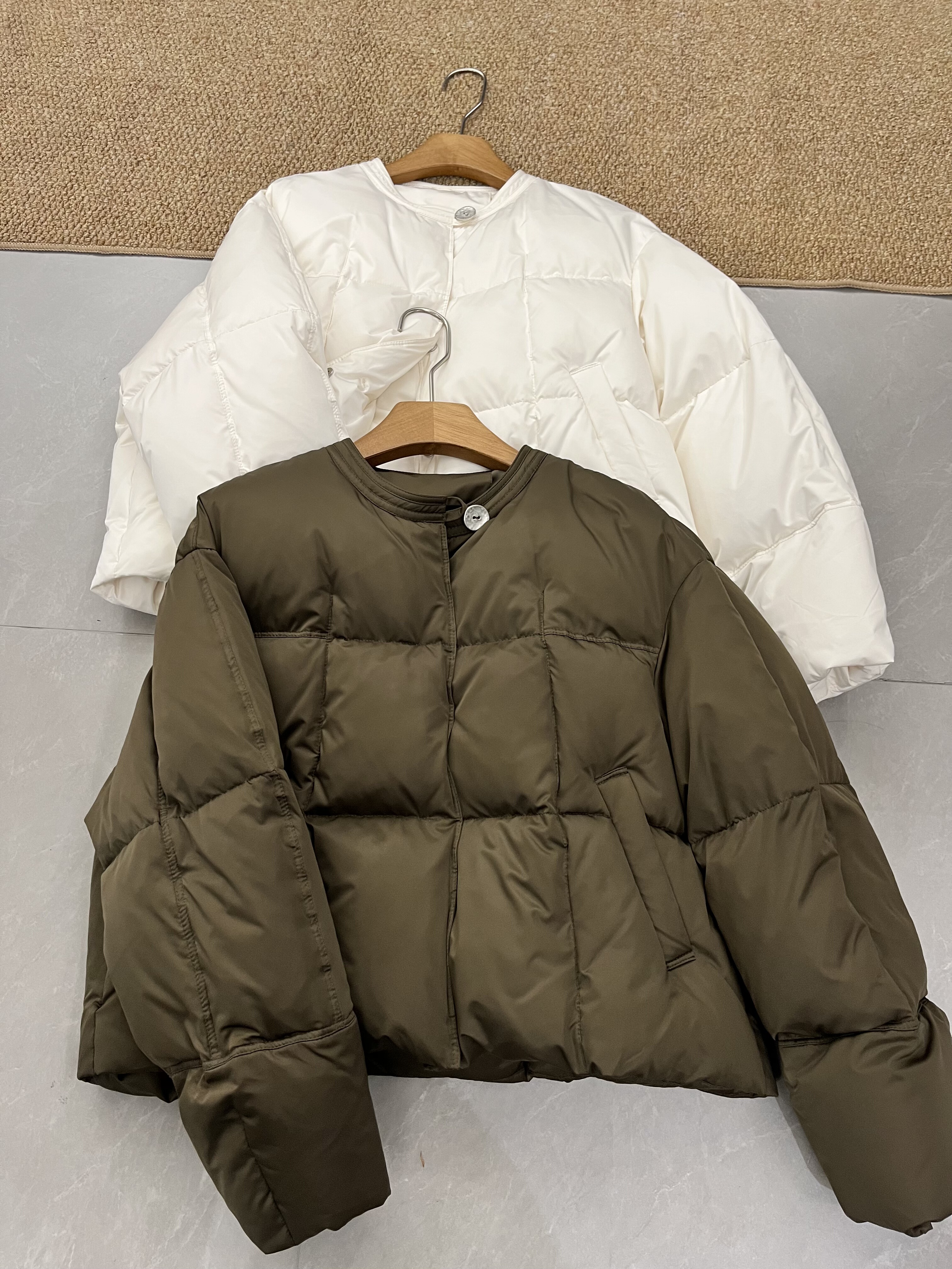 短款高级感缎面鹅绒羽绒服女冬季