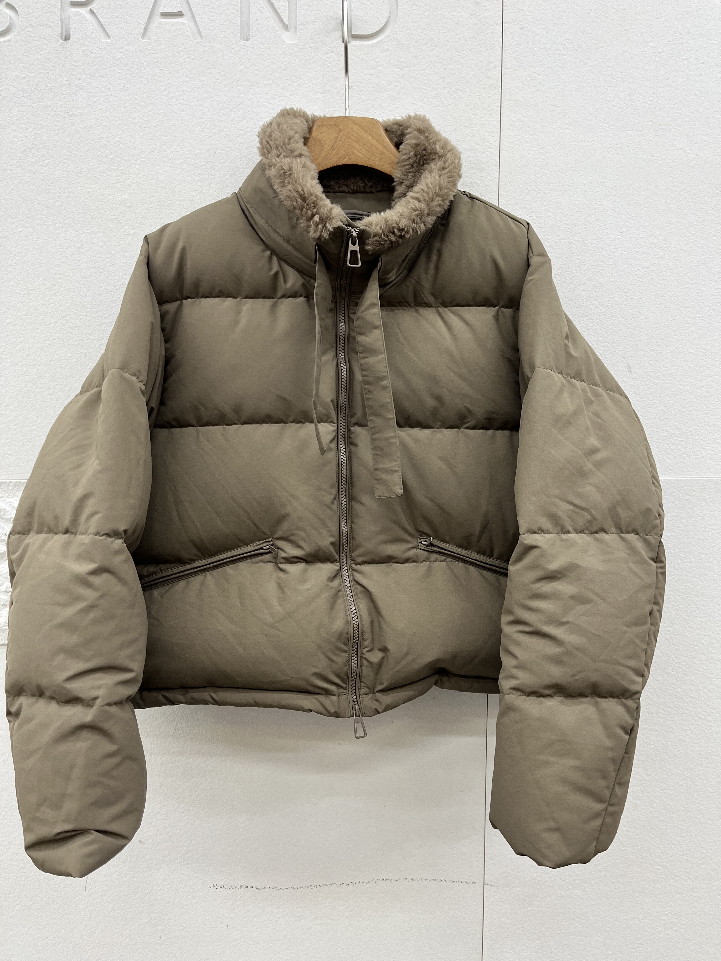 立领羊羔毛拼接短款鹅绒羽绒服