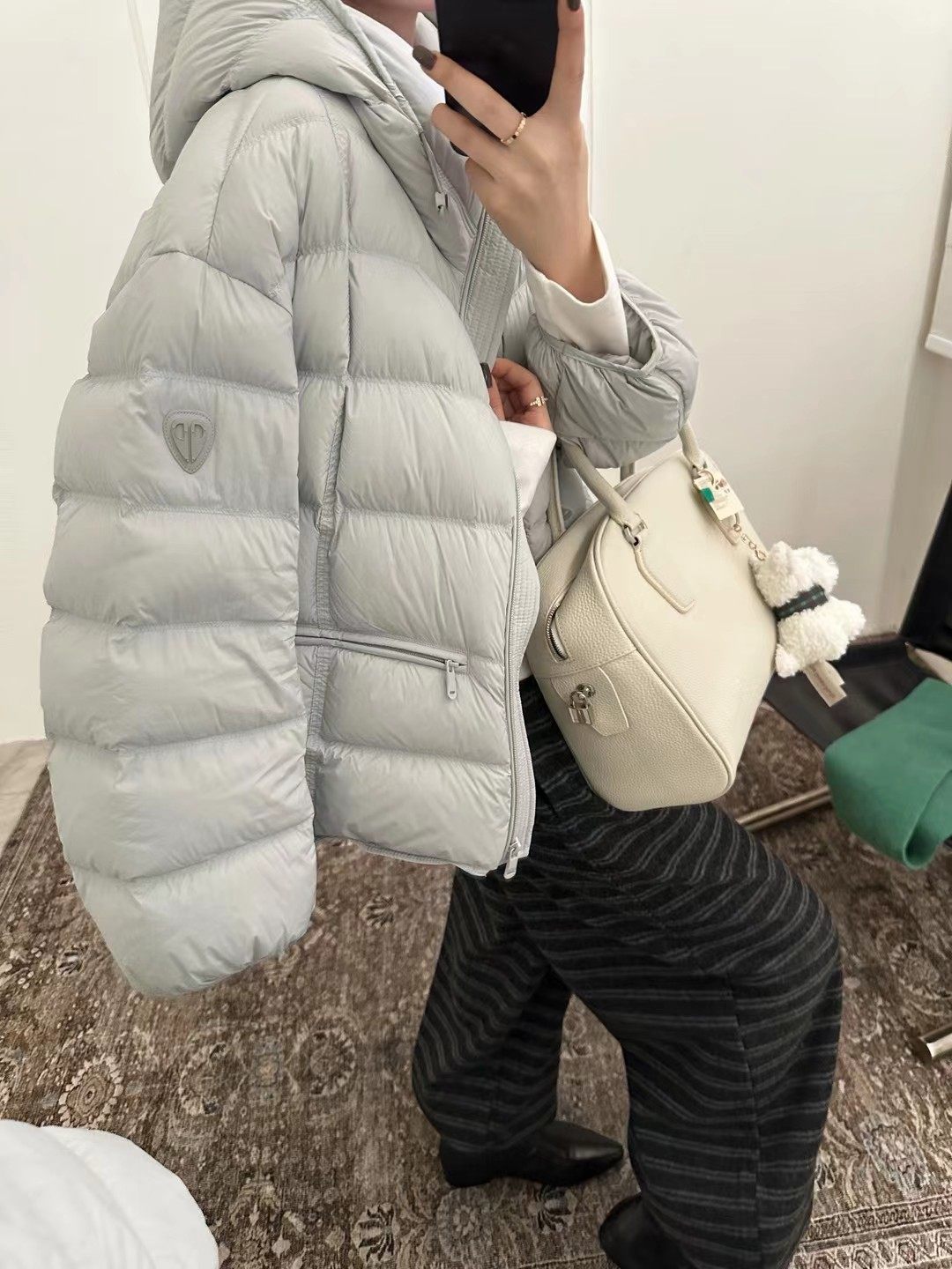 欧洲站2025新款冬连帽90白鹅绒羽绒服女短款加厚袖标面包服外套