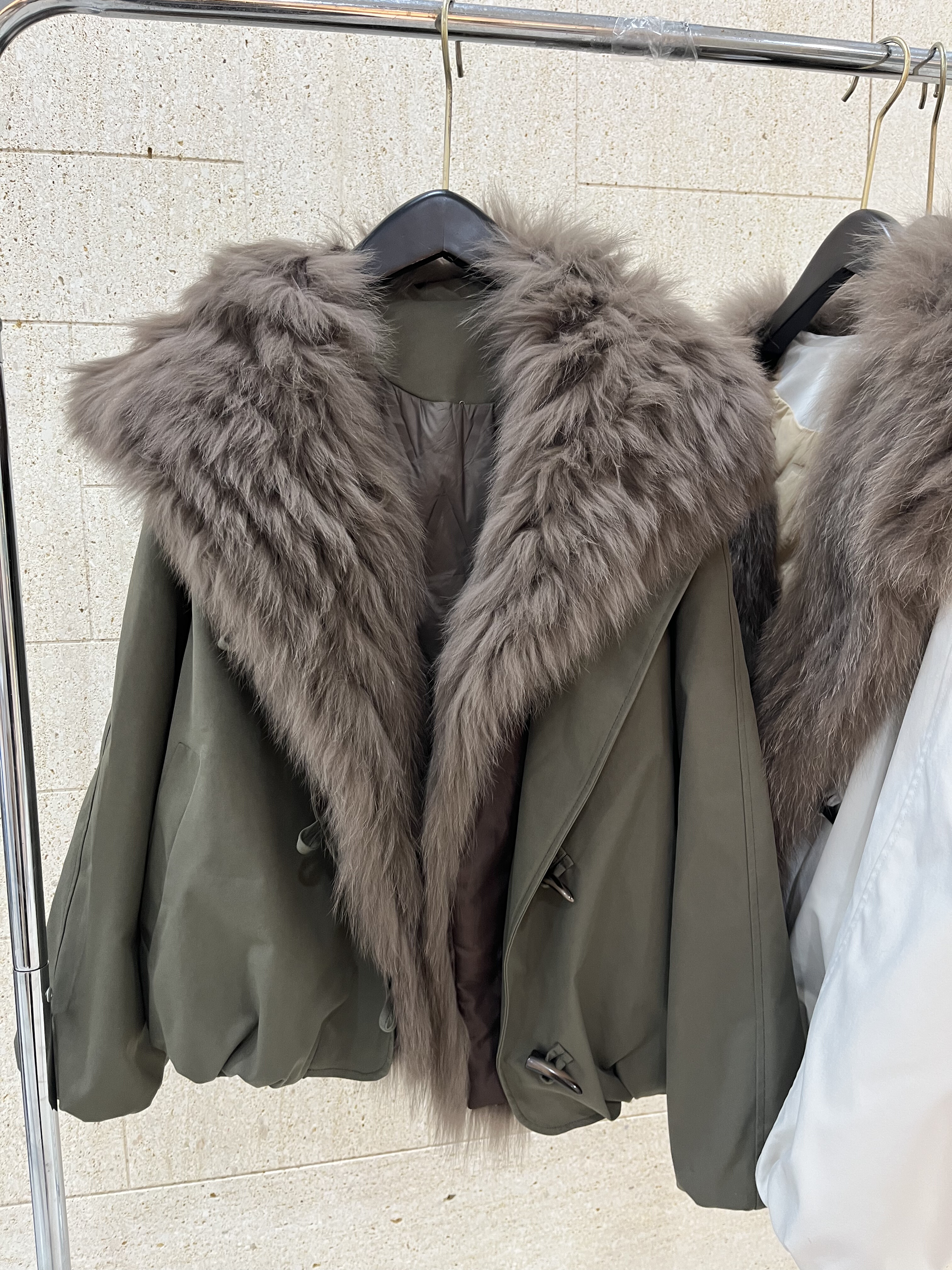 可拆卸狐狸毛大翻领鹅绒羽绒服女