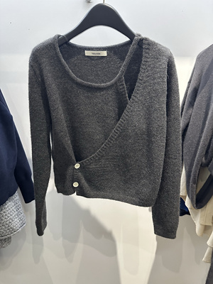 TRO深灰秋冬不对称设计感纽扣时尚气质针织衫羊毛面料柔软毛衣