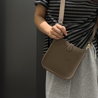 版型很正的伊芙琳16mini斜挎包 togo牛皮钢五金的双肩带迷你小包