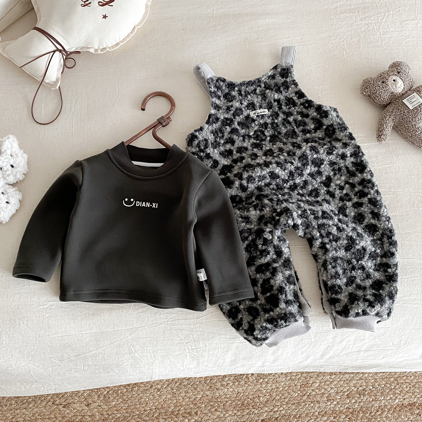 点兮2025秋冬新款婴幼儿毛毛背带裤套装宝宝加绒连体衣打底两件套