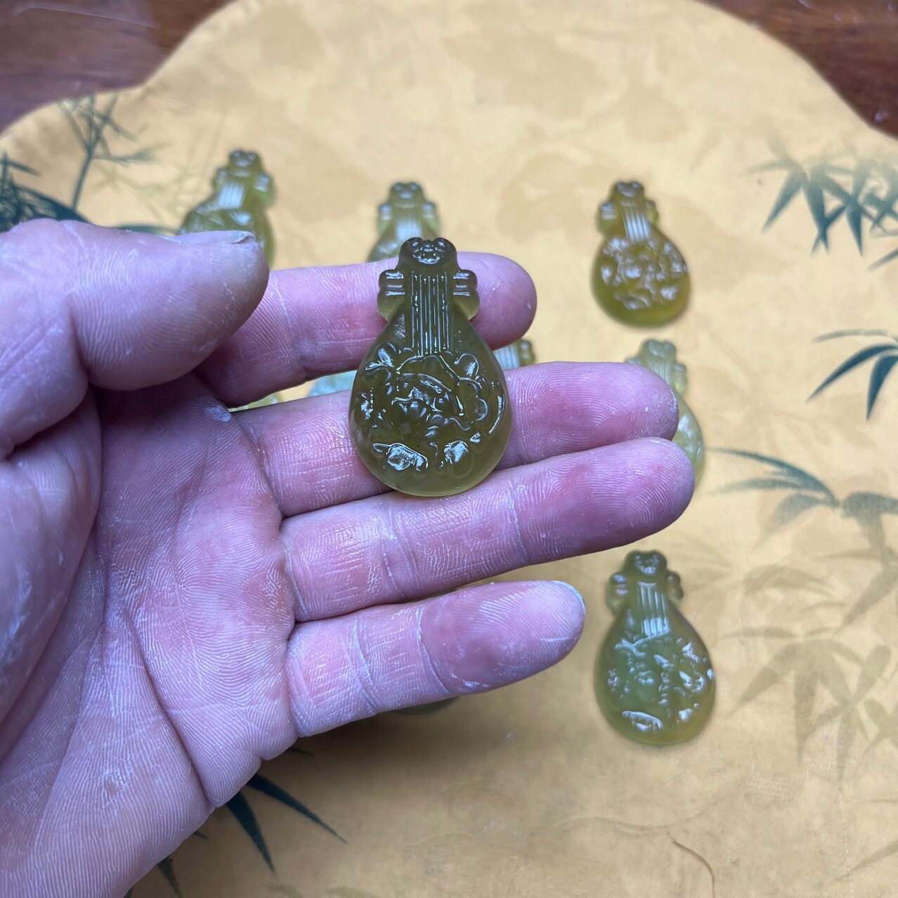 天然玉石岫玉琵琶牡丹花雕刻件蝴蝶牌手串车挂国风