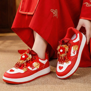 红色婚鞋新娘秀禾婚纱两穿女鞋平底运动板鞋子本命年结婚中式