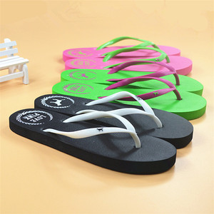 夏季2020爆款平底人字拖白纯色平底男女休闲沙滩鞋夹脚凉拖女