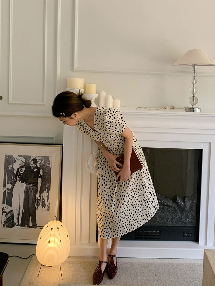 【陈格格】摩卡假日~V领法式波点连衣裙收腰显瘦泡泡袖短袖裙子