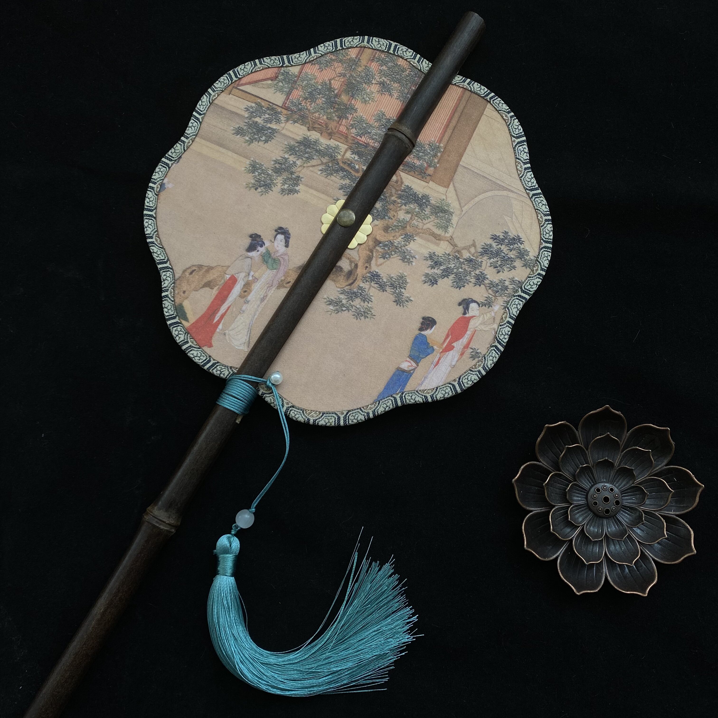 고대 스타일의 허리 팬 굴릴 수 있는 HANFU 둥근 팬 중국 스타일의 보라색 대나무 긴 손잡이 술 굴릴 수 있는 지그재그 팬 고전적인 매달린 허리 팬