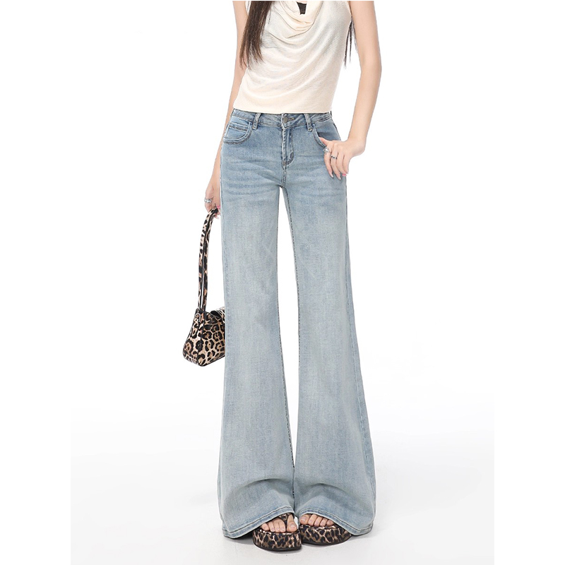 浅蓝色低腰微喇牛仔裤女