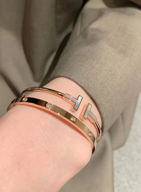 明星同款双T手镯女轻奢高级感满钻贝母18k金手环显白时尚百搭手饰