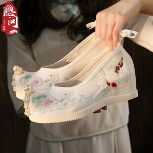 新款汉服鞋子女时尚搭配马面裙古风唐代绣花鞋内增高明制绣禾婚鞋